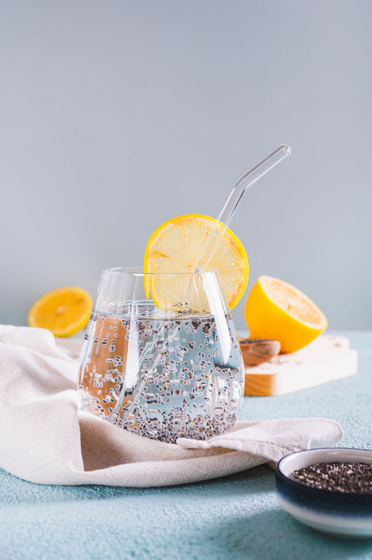 Eingeweichte Chia Samen in einem Glas Wasser mit Zitrone