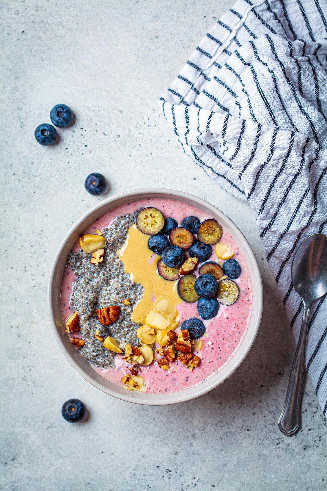 Chia-Frühstücksbowl mit Beeren und Nüssen