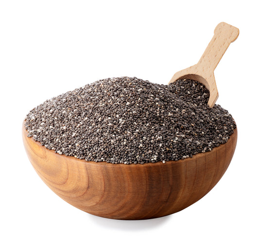 Schale mit Chia Samen und Holzlöffel